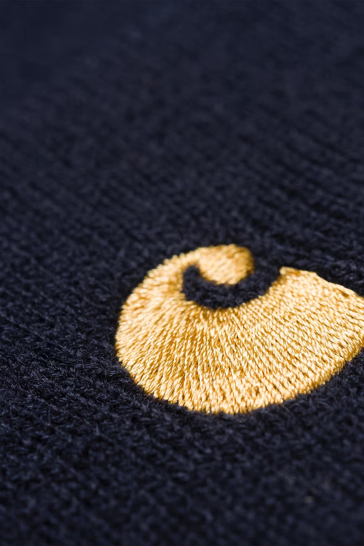 Gorro Carhartt Wip Chase Beanie - dark navy/gold
