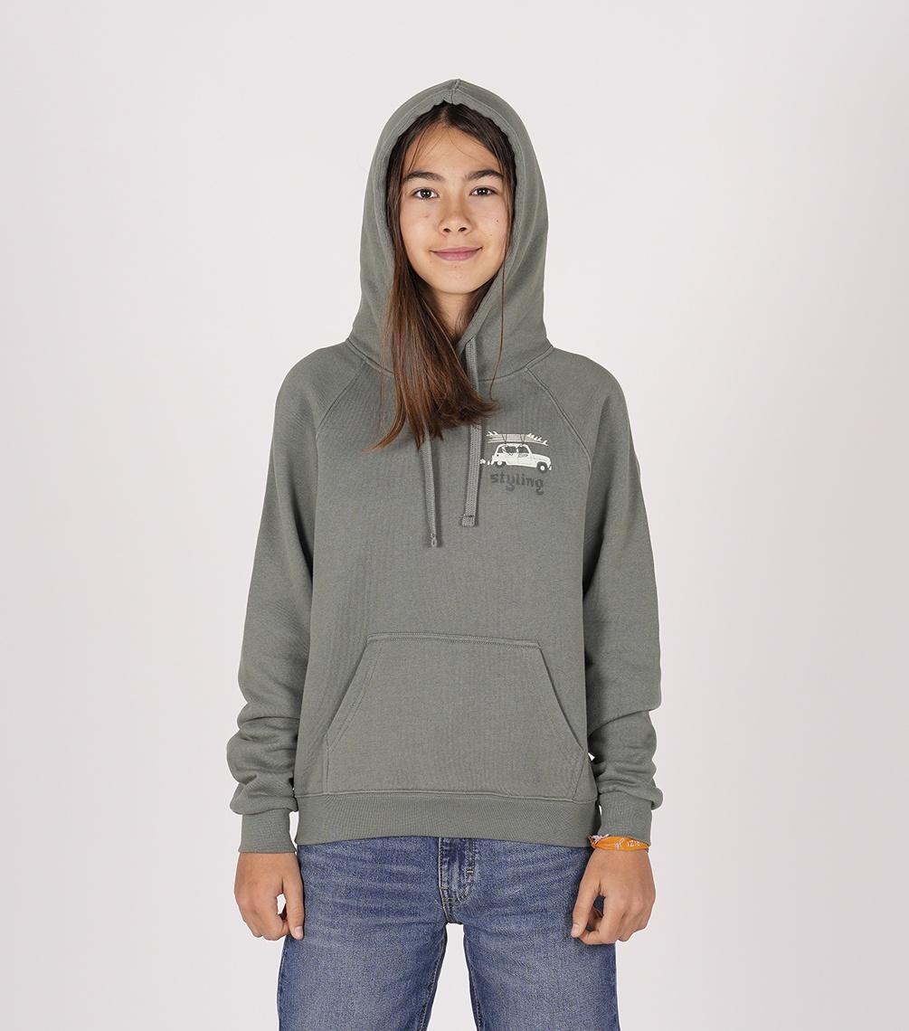 girl-sudadera-coche-verde-1.jpg